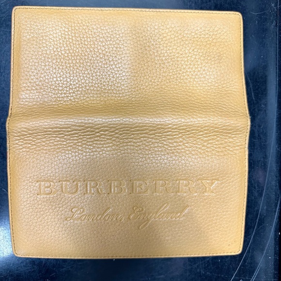 Burberrry “Embossed Leather Continental Wallet” in the color “ochre yellow”. - Picture 3 of 3